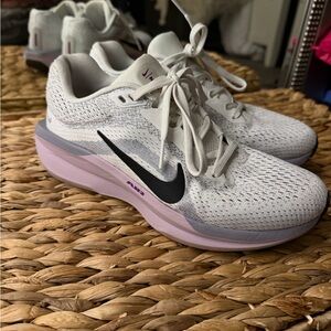 Nike Women's White and Lavender Athletic Shoes